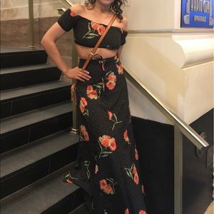 Two piece gorgeous crop top and skirt set. 🌺